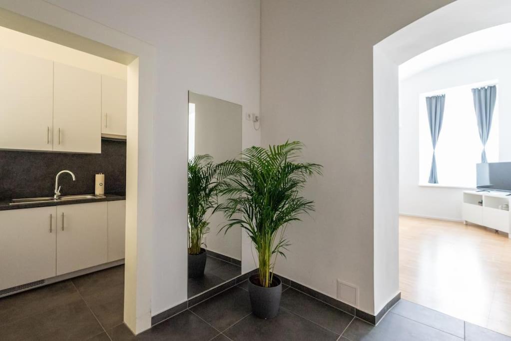 Pristine 1Br Steps From City By Hm Виена Екстериор снимка
