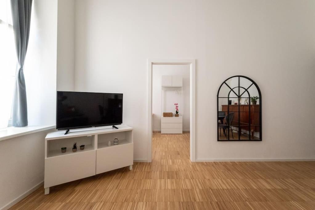 Pristine 1Br Steps From City By Hm Виена Екстериор снимка